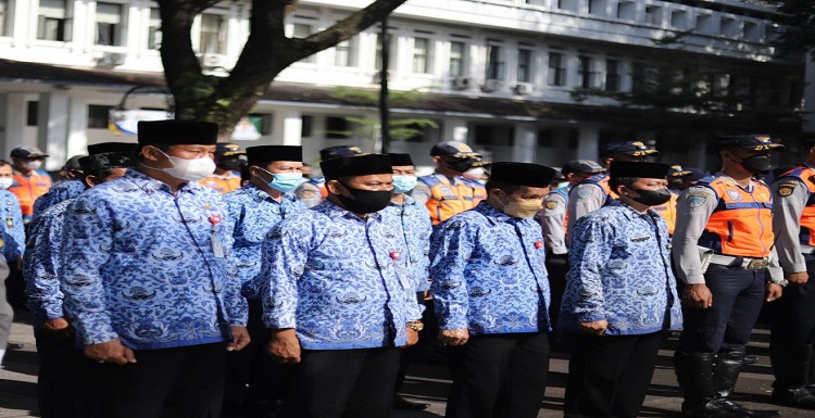 Para pegawai Pemerintah Kota Bandung wajib hadir dan bekerja seperti biasa pada Senin 9 Mei 2022 atau hari pertama masuk kerja setelah libur cuti bersama Hari Raya Idulfitri 1443 Hijriah. Hal itu juga sejalan dengan perintah Wali Kota Bandung Yana Mulyana. Ia mewajibkan seluruh ASN (PNS dan P3K) di jajaran Pemkot Bandung untuk masuk kerja tanpa alasan apapun pada Senin besok. Ia juga memastikan pelayanan di Pemerintah Kota Bandung tetap berjalan di tengah libur Hari Raya Idulfitri.