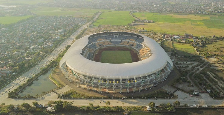 Proses administratif terkait pengelolaan Stadion Gelora Bandung Lautan Api (GBLA) terus berjalan. Hal tersebut disampaikan oleh Wali Kota Bandung Yana Mulyana. Ia juga memastikan, Pemerintah Kota (Pemkot) Bandung terus memaksimalkan asetnya tersebut untuk nantinya bisa digunakan sebagai markas Persib Bandung saat menjalankan Kompetisi Liga 1 2022/2023. "Adapun untuk proses administratif terkait pengelolaan Stadion GBLA hingga saat ini tahap demi tahapnya terus berjalan dan progressnya pun jelas dan terukur," ujar Yana. Lebih lanjut lagi, Yana menggarisbawahi tahap demi tahap tersebut harus dipastikan sesuai ketentuan dan selesai secara tuntas agar tidak menimbulkan permasalahan lain di kemudian hari. Kata Yana, hal ini diperlukan demi kebaikan bersama. "Saya pribadi sebagai Wali Kota sekaligus pecinta sepakbola sangat memahami dan peduli dengan keinginan warga Kota Bandung terkait pengelolaan Stadion GBLA," terangnya.