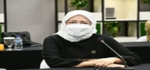 Pertumbuhan ekonomi Jawa Barat pada triwulan 1/2022 mencapai 5,61 persen, lebih tinggi dari pertumbuhan ekonomi nasional. Tingginya pertumbuhan ekonomi itu mendapatkan apresiasi dari Bank Indonesia. Pertumbuhan diatas lima persen menunjukan naiknya ekspor, investasi, maupun konsumsi masyarakat di Jabar. Deputi Gubernur Bank Indonesia Doni P Joewono mengemukakan, Jabar patut berbangga dengan pencapaian pertumbuhan tersebut yang menurutnya sudah on the track,katanya di sela pembukaan event Karya Kreatif Jabar (KKJ) dan Pekan Kerajinan Jawa Barat (PKJB) di Trans Luxury Hotel Bandung, Sabtu (14/5/2022). Ditambahkannya BI akan terus mendukung Jabar dalam membantu UMKM, termasuk mendorong UMKM masuk dalam e-katalog pemerintah dan BUMN, tutur Doni. Sementara itu Gubernur Jawa Barat Ridwan Kamil mengatakan, UMKM di Jabar memiliki kesempatan bagus dengan masuk dalam belanja pemerintah atau e-katalog. "Apalagi Presiden mengarahkan 40 persen belanja melalui e-katalog, sama dengan Rp 169 triliun. Kesempatan emas tentunya bagi UMKM di Jabar," ujarnya. Ia berharap UMKM di Jabar segera melakukan registrasi e-katalog dengan produk berkualitasnya. "Ini akan semakin mendorong pertumbuhan ekonomi Jabar dari sisi konsumsi dan belanja pemerintah. Tahun 2022 kita fokus untuk kebangkitan ekonomi Jabar," tutur Kang Emil, sapaan akrab Ridwan Kamil. Terkait hal tersebut saat diminta tanggapanya melalui telepon selulernya,Anggota komisi III DPRD Provinsi Jawa Barat Hj.Sumiyati, S.Pd.I, M.IPol, yang membidangi keuangan ini mengungkapkan capaian itu tidak lepas dari keberhasilan Jabar dalam menanggulangi bencana dan pemberian vaksin, yang membuat mobilitas masyarakat kembali normal dengan protokol kesehatan ketat.