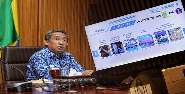 Kota Bandung kembali menjadi tuan rumah lomba lari Pocari Sweat Run Indonesia pada Juli mendatang. Lomba ini diprediksi akan menghadirkan ribuan pelari dari seluruh Indonesia. Terkait hal tersebut, Wali Kota Bandung, Yana Mulyana berharap para pelari dan panitia memperhatikan protokol kesehatan (prokes) dengan baik. Hal itu guna meminimalisir penyebaran covid-19 di Kota Bandung, sehingga para panitia dan peserta memperhatikan sekaligus menerapkan hal tersebut. "Tentu Pemkot Bandung mengapresiasi kegiatan ini. Sebagai informasi Memang situasi pandemi covid-19 relatif terkendali," ujarnya di sela-sela menerima penyelenggara Pocari Sweat Run Indonesia 2022 di Balai Kota Bandung, Selasa 17 Mei 2022.