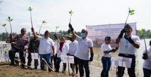 bank bjb mendukung gerakan Anti Pencucian Uang dan Pencegahan Pendanaan Terorisme (APU PPT) demi mewujudkan sistem keuangan yang kuat, berintegritas dan berkelanjutan. Dalam rangka 2 Dekade Gerakan APU PPT Indonesia, bank bjb kolaboraksi penanaman 2061 pohon Mangrove dari 10.000 pohon Mangrove pada tahun 2022 ini. Acara tersebut dihadiri Direktur Kepatuhan bank bjb Cecep Trisna, Kepala Pusat Pelaporan dan Analisis Transaksi Keuangan (PPATK) Ivan Yustiavandana, Pejabat Pemprov Jabar, Bupati Pangandaran Jeje Wiradinata, Kepala Kantor Regional 2 Otoritas Jasa Keuangan (OJK) Jawa Barat Indarto Budiwitono, Kepala Perwakilan Bank Indonesia Provinsi Jawa Barat Herawanto, serta pejabat terkait lainnya. Kegiatan ini mendapat dukung penuh dari Gubernur Jawa Barat Ridwan Kamil. Menurutnya, kegiatan penanaman pohon Mangrove merupakan salah satu upaya untuk membangun kesadaran masyarakat lebih aktif menanam pohon dan merawatnya.