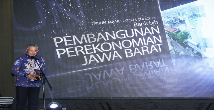 bank bjb meraih penghargaan spesial berkat kontribusinya terhadap pembangunan perekonomian Jawa Barat. Hal ini sejalan dengan visi bank kebanggaan masyarakat Jabar ini untuk selalu menjadi Tandamata Untuk Negeri. Penghargaan kepada bank bjb dari Tribun Jabar ini diberikan dalam acara Apresiasi Editor Choice 2.0 yang berlangsung pada Senin 23 Mei 2022 di Kota Bandung. Penghargaan ini diterima langsung oleh Senior Executive Vice President Bisnis bank bjb Beny Riswandi. Pemimpin Divisi Corporate Secretary bank bjb Widi Hartoto mengatakan penghargaan serta apresiasi yang diraih akan mendorong dan memotiviasi seluruh insan bank bjb untuk bekerja lebih keras memberikan pelayanan dan kontribusi terbaik terhadap pembangunan. "bank bjb senantiasa selalu ingin berkontribusi terhadap pembangunan Jawa Barat dengan beragam inovasi digital dan kolaborasi dengan berbagai pihak demi mewujudkan Jabar Juara Lahir Batin," ujar Widi.
