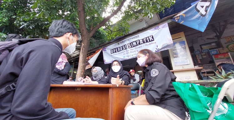 Dalam rangka pendataan penduduk pendatang pascaidulfitri, Dinas Kependudukan dan Pencatatan Sipil (Disdukcapil) Kota Bandung menggelar Operasi Simpatik di sejumlah pintu kedatangan. Selama tiga hari ke depan, dari 8-10 Mei 2022, pelaksanaan operasi ini dilaksanakan di tiga lokasi, yakni Terminal Leuwi Panjang, Stasiun Kiaracondong, dan Terminal Cicaheum. "Dari beberapa kegiatan operasi simpatik sebelumnya, sebagian besar penduduk pendatang pascaidulfitri ini untuk pekerjaan dan pendidikan," ujar Kepala Disdukcapil Kota Bandung, Tatang Muhtar, Minggu 8 Mei 2022. Untuk itu, Tatang mengimbau para pendatang yang akan tinggal dan tidak akan mengurus kepindahannya dari domisili asal ke Kota Bandung selama minimal enam bulan, harap membuat Surat Keterangan Tinggal Sementara (SKTS). SKTS merupakan surat keterangan yang diterbitkan untuk warga negara Indonesia sebagai pendatang sementara yang berniat menetap di daerah lain. Surat ini memiliki masa berlaku selama satu tahun dan dapat diperpanjang setiap tahunnya. "Pembuatan SKTS ini dapat dilakukan melalui pendaftaran langsung ke kantor Disdukcapil Kota Bandung yang beralamat di Jalan Ambon No. 1B, ataupun secara online melalui e-mail loket.c.disdukcapilkotabdg@gmail.com," paparnya.