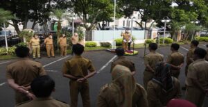 Mengawali hari pertama kerja setelah libur lebaran, Gubernur Jawa Barat Ridwan Kamil langsung tancap gas dengan menjadi pembina apel pagi di Badan Kepegawaiaan Daerah (BKD) Jabar bersama puluhan ASN di lingkungan Pemda Provinsi Jawa Barat. Ridwan Kamil menilai beberapa pekerjaan ASN nanti ke depannya bisa dilakukan dari rumah (work from home) melalui sebuah sistem yang melibatkan kecanggihan teknologi digital. Hal itu dikatakan Ridwan Kamil saat menjadi pembina apel pagi lingkungan Pemda Provinsi Jabar di Badan Kepegawaiaan Daerah (BKD) Provinsi Jawa Barat, Senin (9/5/2022). "Tugas BKD Jabar sekarang mulai memetakan mana ASN yang harus work from home dan yang harus tetap kerja ke kantor," imbuh Ridwan Kamil.