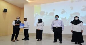 Tahapan Penerimaan Peserta Didik Baru (PPDB) Tahun 2022 untuk jenjang pendidikan SMA dan SMK di Jawa Barat hari ini resmi dimulai. Pembukaan kegiatan PPDB ditandai dengan penyerahan akun kepada sekolah secara simbolis oleh Gubernur Jawa Barat Ridwan Kamil di SMK Negeri 2 Kota Bandung, Selasa (17/5/2022). "PPDB sudah dimulai, insyaallah tahun ini PPDB yang paling adil secara teknis, paling aspiratif karena bottom up, masukan dari bawah diakomodir, juga ini PPDB paling andal dengan sistem digital yang sudah siap," kata Ridwan Kamil saat konferensi pers.