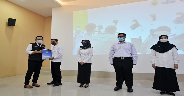 Tahapan Penerimaan Peserta Didik Baru (PPDB) Tahun 2022 untuk jenjang pendidikan SMA dan SMK di Jawa Barat hari ini resmi dimulai. Pembukaan kegiatan PPDB ditandai dengan penyerahan akun kepada sekolah secara simbolis oleh Gubernur Jawa Barat Ridwan Kamil di SMK Negeri 2 Kota Bandung, Selasa (17/5/2022). "PPDB sudah dimulai, insyaallah tahun ini PPDB yang paling adil secara teknis, paling aspiratif karena bottom up, masukan dari bawah diakomodir, juga ini PPDB paling andal dengan sistem digital yang sudah siap," kata Ridwan Kamil saat konferensi pers.