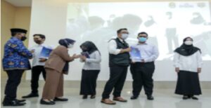 Gubernur Jawa Barat Ridwan Kamil menyerahkan surat perjanjian kontrak kerja dan Surat Keputusan Pegawai Pemerintah dengan Perjanjian Kerja atau P3K jabatan guru SMA, SMK dan SLB formasi tahun 2021 secara simbolis di Aula SMK Negeri 2 Kota Bandung, Selasa (17/5/2022). Untuk tahap I sebanyak 5.767 guru dinyatakan lulus sebagai ASN P3K. Mereka juga turut hadir dalam penyerahan surat perjanjian kontrak kerja dan SK P3K secara virtual. "Saya ucapkan selamat kepada guru-guru yang sudah mengabdi sekian lama, tahun ini berhasil lulus menjadi pegawai pemerintah," kata Gubernur. Sebanyak 5.767 ASN P3K guru ini akan mulai bekerja per tanggal 1 Juni 2022 termasuk gaji dan tunjangan diberikan di bulan yang sama.