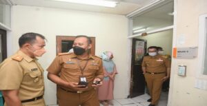 Gubernur Jawa Barat Ridwan Kamil memantau beberapa ruangan termasuk laboratorium Rumah Sakit Umum Pusat Hasan Sadikin Bandung guna mengantisipasi fenomena hepatitis akut yang saat ini belum ditemukan di Jabar. "Saya laporkan di Jawa Barat belum ada (hepatitis akut), dan mudah-mudahan tidak ada.  Masyarakat diimbau yang pertama jangan panik. Seperti biasa kita sudah mengalami jatuh bangun dari pandemi COVID-19. Jaga kebersihan dari mulai diri sendiri, keluarga, dan masyarakat. Tenang saja, negara sudah siap untuk mengatasi jika ada (kasus)," kata Ridwan Kamil di RSHS Bandung, Senin (9/5/2022). Usai meninjau beberapa ruangan di RSHS, Ridwan Kamil mengungkapkan, pihaknya membentuk tim ahli dari kesehatan untuk mempersiapkan skenario terjitu apabila hepatitis akut sudah terbukti yang orisinal. "Di Jawa Barat tim ahli sudah dibentuk bersama RSHS. Laboratorium disiapkan untuk mengecek apakah ini kategori hepatitis akut dan lain sebagainya. Saya cek sudah siap, bahkan teknologi molekuler terbaru sudah dimiliki," imbuh Kang Emil, sapaan akrab Ridwan Kamil.