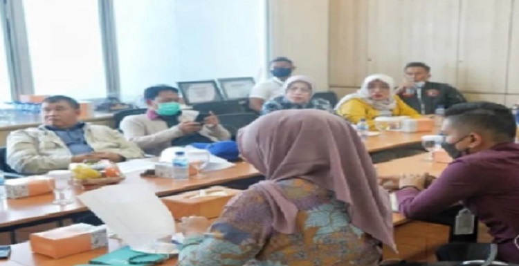 Pimpinan dan Anggota Komisi III DPRD Provinsi melaksanakan Kunjungan Kerja (kunker) ke Bank BJB Cabang Padalarang, Kabupaten Bandung Barat (KBB) dalam rangka evalusi mitra kerja Komisi Tahun 2021 dan Triwulan I Tahun 2022, Kamis (12/05/2022). Komisi III DPRD Provinsi Jawa Barat mengapresiasi kinerja Bank BJB terkait pelayanan ditengah situasi pandemi covid-19 saat ini yang menunjukkan performa kinerja signifikan terhadap sumber pendapatan asli daerah (PAD). Menurut Anggota Legislatif(Aleg)Komisi III DPRD Provinsi Jawa Barat, Hj.Sumiyati,S.Pd,I,. M.IPol. mengapresiasi kinerja Bank Bjb Kantor Cabang(KC) Padalarang.ungkap politisi perempuan partai berlambang banteng moncong putih ini seusai kunker ke mitra kerja BUMD Provinsi Jawa Barat tersebut. Anggota Fraksi Partai Demokrasi Indonesia Perjuangan (F-PDIP) DPRD Provinsi Jabar tersebut berharap kedepannya kinerja bank BJB cabang ini, bisa mempertahankan keunggulannya dan meningkatkan apa yang telah dicapai selama ini.