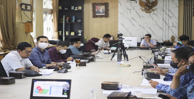 Ketua Komisi D DPRD Kota Bandung, Aries Supriatna berharap proses Penerimaan Peserta Didik Baru (PPDB) 2022 di Kota Bandung dapat lebih baik dari tahun sebelumnya. Hal tersebut ia sampaikan pada Rapat Komisi D DPRD Kota Bandung terkait Persiapan PPDB 2022 bersama Dinas Pendidikan, Dinas Sosial dan Penanggulangan Kemiskinan, Dinas Kependudukan dan Catatan Sipil, Ketua Paguyuban Camat, Ketua Paguyuban Lurah dan Bagian Tata Pemerintahan Kota Bandung, di Gedung DPRD Kota Bandung, Selasa (17/5/2022). "Hari ini kita memberikan masukan agar PPDB 2022 lebih baik dari tahun 2021," tuturnya. Menurut Aries, salah satu yang perlu diperhatikan yakni warga yang masuk kategori Rawan Melanjutkan Pendidikan (RMP). Sistem yang disiapkan maupun kebijakan yang ada tidak boleh menghambat untuk masuk sekolah.