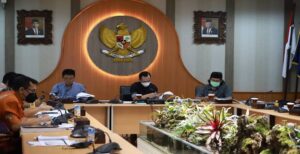 Panitia Khusus (Pansus) 1 DPRD Kota Bandung bersama Bagian Perekonomian, Dewan Pengawas Perumda Tirtawening, PT Bandung Infra Investama (BII), Perumda Pasar Juara, dan Bank Bandung melaksanakan Rapat Kerja membahas realisasi kinerja Badan Usaha Milik Daerah (BUMD) Kota Bandung T.A 2021, di Ruang Rapat Badan Musyawarah, Jumat (13/5/2022). Rapat kerja dipimpin langsung oleh Ketua Pansus 1, Ferry Cahyadi Rismafurry, S.H. dan dihadiri oleh Wakil Ketua Pansus 1, Drs. Riana, serta para anggota Pansus 1 yaitu H. Rizal Khairul, S.IP., M.Si., Nunung Nurasiah, S.Pd., Hasan Faozi, S.Pd., Iman Lestariyono, S.Si., Hj. Nenden Sukaesih, S.E., Drs. Heri Hermawan, M.Pd., Folmer S.M. Silalahi, ST., serta Hj. Salmiah Rambe, S,Pd.I., M.Sos. Pembahasan rapat kali ini meneruskan dari rapat sebelumnya untuk membahas seputar kinerja BUMD. Dari laporan-laporan yang disampaikan oleh setiap dewan pengawas BUMD yang hadir, Ferry Rismafury mendalami sejauh mana laporan perkembangan perusahaan pelat merah milik Kota Bandung ini. Menanggapi pertanyaan itu, Dewan Pengawas Perumda Tirtawening menjawab perusahaan daerah yang mereka pantau tergolong cukup sehat. Adapun Dewan Pengawas Perumda Bank Bandung dan Perumda Pasar Juara menjawab perusahaan tergolong kurang sehat.