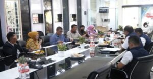 Pimpinan dan Anggota Komisi III DPRD Provinsi Jawa Barat melaksanakan Kunjungan Kerja ke Pusat Pengelolaan Pendapatan Daerah (P3D)Padalarang Wilayah Kabupaten Bandung Barat (KBB)dalam rangka evaluasi mitra kerja Komisi Tahun 2021 dan Triwulan I Tahun 2022, Rabu (11/05/2022). Anggota Komisi III DPRD Provinsi Jawa Barat, Hj.Sumiyati,S.Pd,I,. M.IPol. mengatakan, pada pertemuan tersebut banyak masukan dari anggota Komisi III untuk memenuhi potensi dan pencapaian target-target dari P3D Wilayah Kabupaten Bandung Barat. “Kita memberikan masukan kepada P3D Wilayah Kabupaten Bandung Barat untuk memenuhi potensi dan pencapaian target-target tentunya dengan merealisasikan perencanaan, pemetaan, serta target yang membanggakan pada triwulan pertama”, kata Bunda Sum sapaan akrab Hj Sumiyati. Lebih lanjut dikatakan politisi perempuan partai berlambang banteng moncong putih ini, pihaknya berharap agar Bapenda Jabar terus melakukan inovasi sehingga target yang ditetapkan.