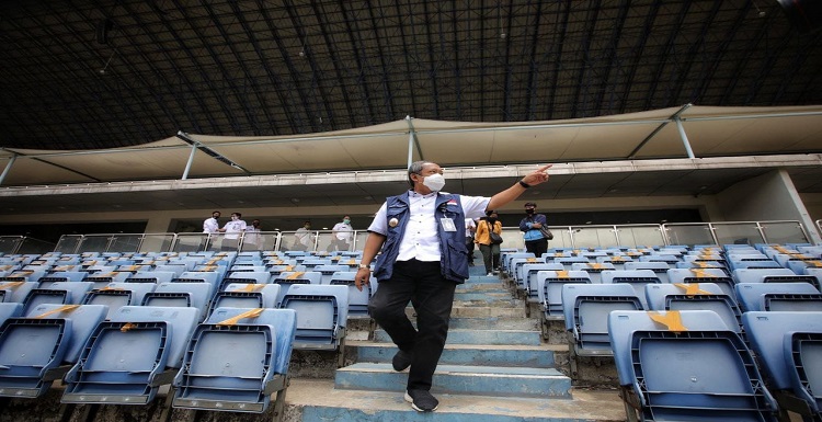 Dukungan dan apresiasi berdatangan dari sejumlah pihak atas berbagai upaya yang telah dilakukan Pemerintah Kota Bandung dibawah komando Wali Kota Bandung, Yana Mulyana dalam perkembangan terkait Stadion Gelora Bandung Lautan Api (GBLA) Salah satunya adalah Direktur PT Persib Bandung Bermartabat (PBB), Teddy Tjahjono. Ia memuji perjuangan Wali Kota Bandung, Yana Mulyana dan jajarannya untuk menyelesaikan sejumlah kendala di Stadion GBLA. "Syukur alhamdulillah, perkembangan GBLA sangat positif. Pak Yana dan jajarannya sudah melakukan perjuangan yang luar biasa sehingga sekarang," kata Teddy, dalam acara Piriwit Biru, Rabu 11 Mei 2022. Teddy berharap, proses lelang Kerja Sama Pengelolaan Stadion GBLA berjalan lancar. Sehingga nantinya Stadion GBLA dapat digunakan. "Pak Yana sudah jelaskan dengan sangat runut dan jelas, detail dari kesulitan dan kondisi seperti apa. Kemudian perjuangan yang dilakukan sampai dengan sekarang sedang menunggu proses internal yang dilakukan," kata Teddy. Dukungan juga datang dari manajer Persib Bandung Umuh Muchtar. Melalui sambungan telepon, ia menyampaikan optimisme pengelolaan Stadion GBLA supaya bisa digunakan Persib sebagai markas saat berlaga di Liga 1 2022/23 nanti. Ia juga mengajak semua pihak mengawal proses yang masih perlu ditempuh agar stadion ini bisa digunakan oleh klub kebanggaan masyarakat Kota Bandung, dan juga Jawa Barat.