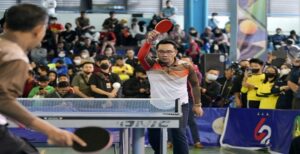 Gubernur Jawa Barat Ridwan Kamil turut memeriahkan peringatan Hari Bhakti Adhyaksa ke-62, yakni dengan mengikuti Kejuaraan Tenis Meja Nasional Adhyaksa Open 2022. Kang Emil, sapaan akrab Ridwan Kamil menjadi atlet dadakan pada pertandingan eksibisi yang digelar di Sport Hall Gymnasium UPI, Kota Bandung, Rabu (29/6/2022). Kang Emil berpasangan dengan salah seorang Jampidum Kejaksaan Agung RI di nomor ganda putra melawan Kepala Kejaksaan Tinggi Jabar Asep N. Mulyana, yang pasangannya dari Bank Bjb. Kang Emil cukup lihai mengimbangi permainan walaupun sangat jarang bermain tenis meja. Beberapa kali smes kencangnya membuat lawan kerepotan. Namun demikian pasangan Kang Emil harus mengakui keunggulan pasangan Asep M Mulyana dengan skor akhir 11-9 dan 11-5. Adhyaksa Open 2022 dibuka langsung oleh Jaksa Agung RI, ST. Burhanuddin.  Antusias peserta sangat tinggi dalam event tahunan yang sempat terhenti selama dua tahun ini. Adapun peserta Adhyaksa Open 2022 berasal dari 24 Kejati se-Indonesia, BUMD, perusahaan swasta, hingga perorangan. Sebelum pembukaan kejuaraan, peserta yang mendaftar sudah lebih dari 1.000 orang.