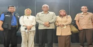 Wakil Ketua Komisi V DPRD Provinsi Jawa Barat Abdul Hadi Wijaya Melakukan Diskusi Publik Dengan Tema "Evaluasi PPDB Tahap 1 Tahun 2022" Bersama Kepala Cabang Dinas Pendidikan, Musyawarah Kerja Kepala Sekolah (MKKS) dan Rekan - Rekan Media Di Rooftoop, Gedung DPRD Jabar. Selasa 14 Juni 2022. Hadir sebagai pembicara dalam Dialog Interaktif FWP Jabar bertajuk, “Evaluasi PPDB Tahap 1 Tahun 2022”, Wakil Ketua Komisi V DPRD Provinsi Jawa Barat Ir. H. Abdul Hadi Wijaya, M.Sc., Ketua Musyawarah Kerja Kepala Sekolah (MKKS) SMA Kota Bandung Dr. H. Andang Segara, M.M.Pd., yang juga Kepala SMAN 9 Kota Bandung, dan Ketua MKKS SMK Kota Bandung Dr. Agung Indaryatno, M.M.Pd., yang juga Kepala SMKN 3 Kota Bandung. Sedangkan peserta Dialog Interaktif FWP Jabar di antaranya, Kepala SMAN 5 Kota Bandung Hj. Heru Ekowati, M.Pd., Kepala SMKN 13 Kota Bandung Dr. Asep Tapip Yani, Kepala SMKN 7 Kota Bandung Rini Ambarwati, M.Ds., Kepala SMAN 8 Kota Bandung Dedi Mulyawan S.Pd., Kepala SMAN 17 Kota Bandung Drs. Agus Setia Mulyadi. Gus Ahad sapaan akrab Abdul Hadi dalam Dialog Interaktif ini mengatakan, PPDB merupakan even tahunan terbesar, paling heboh, “Khususnya di kota-kota besar sudah disolusikan oleh Pemprov Jawa Barat, dan Jawa Barat termasuk yang memiliki solusi paling cerdas dan paling inovatif dibandingkan provinsi yang lain, yakni tetap dalam frame dari Kementerian Pendidikan, Kebudayaan, Riset, dan Teknologi, yaitu melaksanakan PPDB dengan cara Hybrid, gabungan online dan offline,” ungkapnya.