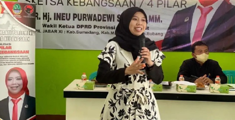 Wakil Ketua Dewan Perwakilan Rakyat Daerah (DPRD) Provinsi Jawa Barat (Jabar) Ineu Purwadewi Sundari melakukan sosialisasi tentang 4 Pilar Kebangsaan kepada para guru yang tergabung dalam Himpunan Pendidik dan Tenaga Kependidikan Anak Usia Dini Indonesia (HIMPAUDI) di Kabupaten Sumedang. "Alhamdulillah beberapa waktu lalu telah dilaksanakan sosialisasi tentang 4 Pilar Kebangsaan dengan audiens para guru-guru pendidikan anak usia dini atau PAUD dari HIMPAUDI di Kabupaten Sumedang, tepatnya di Desa Jingkang, Kecamatan Tanjungmedar," kata Ineu Purwadewi Sundari, di Kota Bandung, Kamis(9/6/2022). Ineu menuturkan sosialisasi tentang 4 Pilar Kebangsaan dalam rangka citra bhakti/parlemen perlu dilakukan ke semua lapisan masyarakat, termasuk para guru PAUD.