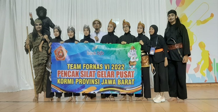 Tim pencak silat bertema asal Kota Bandung berhasil menyabet medali emas untuk Jawa Barat pada Festival Olahraga Rekreasi Nasional (Fornas) VI yang diadakan di Palembang dari 1-7 Juli 2022. Tim ini beranggotakan 10 pencak silat berlaga dalam satu kelompok. Pelatih Pencak Silat Gelar Pusaka Pusat, Ade Suhana menyampaikan, timnya telah melakukan persiapan selama dua bulan penuh sebelum berlaga di Fornas.