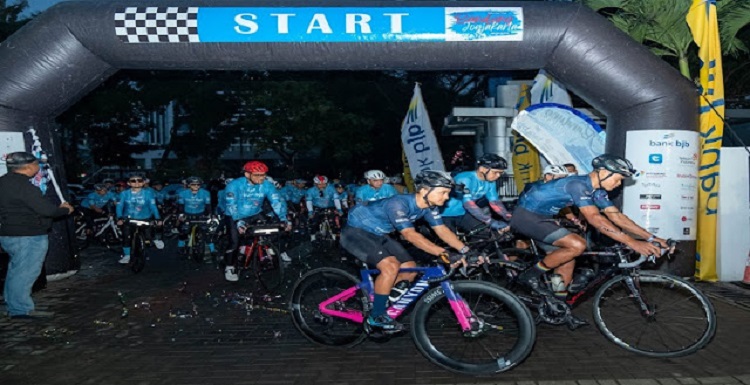 bank bjb berkolaborasi dengan komunitas sepeda Ride-O menggelar kegiatan Fellowship Ride Bandung-Jogjakarta 450K dengan tujuan kembali mempromosikan pariwisata di Indonesia pasca pandemi pandemi covid-19. Kegiatan sportainment olahraga sepeda yang berlangsung pada 15-17 Juli 2022 ini akan diikuti masyarakat dan komunitas pegiat olahraga sepeda di Tanah Air. Pemimpin Divisi Corporate Secretary bank bjb Widi Hartoto mengatakan bank bjb terus mendorong dan membangkitkan kembali sektor pariwisata yang merupakan salah satu sektor paling terdampak di masa pandemi. "Ride-O bank bjb Fellowship Ride Bandung Jogjakarta merupakan sportainment olahraga sepeda untuk mempromosikan sebagian wilayah yang sudah layak kembali menjadi tujuan wisata di Indonesia setelah sempat menurun saat masa pendemi," ujar Widi.