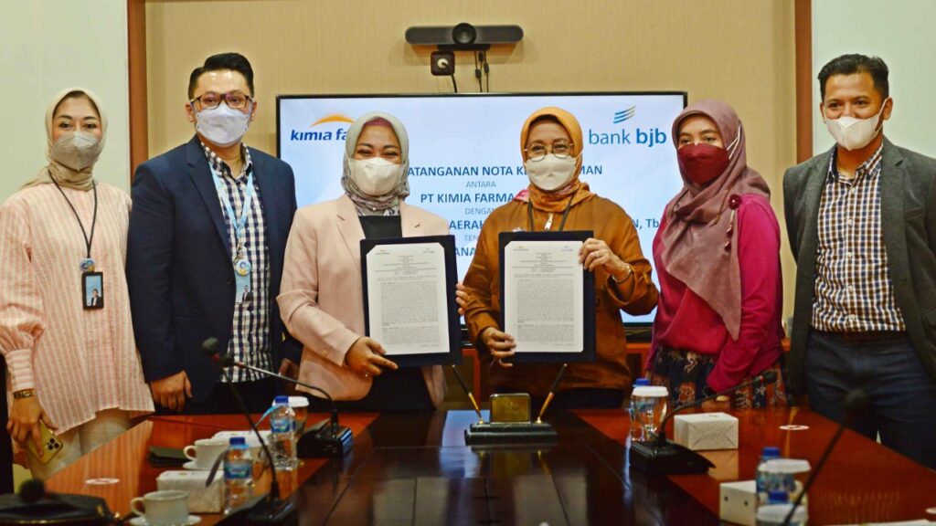 bank bjb melakukan penandatanganan Nota Kesepahaman dengan PT Kimia Farma, pada Jumat (8/7) di Kantor Pusat Kimia Farma Jakarta. Kerjasama tersebut dilaksanakan dalam rangka memberikan dukungan Jasa Layanan Perbankan. Adapun penandatanganan Nota Kesepahaman dilakukan oleh Direktur Komersial & UMKM bank bjb, Nancy Adistyasari dan Direktur Keuangan & Manajemen Resiko PT Kimia Farma, Lina Sari. Dukungan bank bjb tersebut sejalan dengan visi perusahaan untuk memperluas kerjasama dengan berbagai pihak demi mendorong kolaborasi dan akselerasi bisnis secara berkelanjutan. Direktur Komersial dan UMKM bank bjb, Nancy Adistyasari menyampaikan, lingkup kerjasama meliputi Funding, Lending, dan Transaksi. Pada bagian kerjasama Transaksi, bank bjb membantu dan memudahkan PT Kimia Farma untuk dapat melakukan transaksi perbankan, meliputi Penggunaan Layanan Informasi Keuangan Perbankann, Payroll Service, sistem pembayaran dan penerimaan yang terintegrasi, serta jasa layanan perbankan lain sesuai kesepakatan.