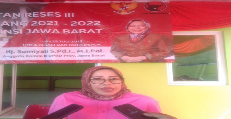 Dewan Perwakilan Rakyat Daerah (DPRD) Provinsi Jawa Barat saat ini tengah melaksanakan kegiatan Reses III tahun sidang 2021-2022 di Daerah Pemilihan (dapi) masing-masing. Salah satunya Anggota Legislatif (Aleg) DPRD Provinsi Jabar, Hj.Sumiyati,S.Pd.I.M..I.Pol melakukan kegiatan reses di dapil Jabar 8 Kota Bekasi dan Depok Dalam acara reses ke III di Kota Bekasi anggota DPRD Provinsi Jawa Barat Hj. Sumiyati, menyoroti Sasak bule di Jalan Kaliabang Tengah, Bekasi Utara salah satu biang banjir saat hujan maupun tidak turun hujan. Dalam jaring aspirasi saat reses menurut warga sekitaran sasak bule, kalau hujan 10 menit saja bisa banjir sepinggang orang dewasa. Menyikapi kondisi tersebut Bunda Sum sapaan akrab Hj.Sumiyati yang duduk di Komisi 3 DPRD Provinsi Jawa Barat mengungkapkan persoalan ini menjadi hal utama yang harus di prioritaskan untuk mata anggaran tahun ini (2022). Pasalnya sudah 20 tahun, dan beberapa kali penanganan, sasak bule belum juga terselesaikan.