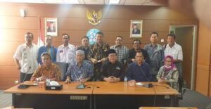 Seiring pesatnya pertumbuhan media siber di Indonesia sekarang ini diperlukan peningkatan layanan Dewan Pers, dalam melakukan verifikasi media. Layanan verifikasi selain untuk memberikan perlindungan insan pers, juga memberikan kontribusi positif bagi masyarakat luas, untuk mengetahui media mana yang dapat memberikan manfaat bagi kehidupan dan media mana yang kurang memberi manfaat atau justru menimbulkan dampak buruk. Demikian disampaikan Ketua Dewan Pers Prof Azyumardi Azra dalam pertemuan dengan Serikat Media Siber Indonesia (SMSI) di Gedung Dewan Pers, Jakarta pada Jumat (12/8/2022). Dalam audensi tersebut, delegasi SMSI dipimpin oleh Ketua Umum SMSI Firdaus. Audiensi diikuti jajaran pengurus pusat SMSI, antara lain M. Nasir (Sekretaris Jenderal), dan pengurus lainnya, yakni Yono Hartono, Makali Kumar SH, Aat Surya Safaat Ervik Ari Susanto, Dar Edi Yoga, Retno Intani, Wisnu, Hersubeno Arief, Iwan Jamaludin, dan Lengkong sekretaris SMSI DKI.