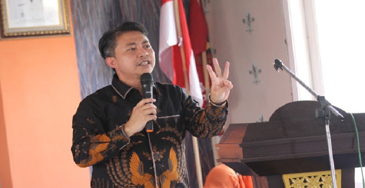 Dalam rangka memperingati Hari Ulang Tahun (HUT) ke-77 Republik Indonesia 17 Agustus 2022, DPW PKS Provinsi Jawa Barat kembali menggelar Lomba Baca Teks Proklamasi Mirip Suara Soekarno Season 5 tingkat Jawa Barat 2022 dengan total hadiah Rp 20 juta. Sekretaris Fraksi PKS DPRD Provinsi Jawa Barat H Ridwan Solichin, SIP, MSi mengatakan setiap tahunnya Fraksi PKS rutin menggelar lomba yang menggugah jiwa nasionalisme dan patriotisme dalam rangka memeriahkan HUT RI. Kita tahu Bung Karno adalah salah satu pahlawan bangsa founding fathers yang membacakan langsung pernyataan Indonesia merdeka. Sudah sepatutnya generasi saat ini meneladani dan melanjutkan perjuangannya di alam merdeka sekarang ini, jelas Kang RinSo, sapaan akrab Ridwan Solichin.