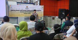 Badan Amil Zakat Nasional (Baznas) Kota Bandung bekerja sama dengan Kantor Pos Indonesia mendistribusikan santunan kepada lansia dan yatim duafa di Kota Bandung. Penyerahan secara simbolis diberikan di Kantor Pos Asia Afrika, Kota Bandung, Senin 21 Agustus 2022. Wakil Ketua II Bidang Pendistribusian dan Pendayagunaan Baznas Kota Bandung, Ustaz Irfan Farid Taufik menyampaikan, kolaborasi antara Baznas Kota Bandung dan Kantor Pos Indonesia bertujuan agar penerima manfaat bisa mendapat santunan dengan mengunjungi Kantor Pos terdekat. Total 1.510 santunan diberikan kepada lansia, dan 453 santunan diberikan kepada yatim duafa. Jumlah tersebut diambil dari 151 kelurahan di Kota Bandung. Rinciannya: ada 10 lansia dari 1 kelurahan, dan 3 yatim duafa dari 1 kelurahan yang diberi santunan. “Bantuan untuk lansia dan yatim dhuafa ini adalah salah satu wujud perhatian Baznas Kota Bandung untuk penerima manfaat yg pada umumnya sudah tidak lagi atau belum memiliki kemampuan untuk bekerja dalam rangka memenuhi kebutuhan dasar mereka sehari-hari,” kata Irfan.