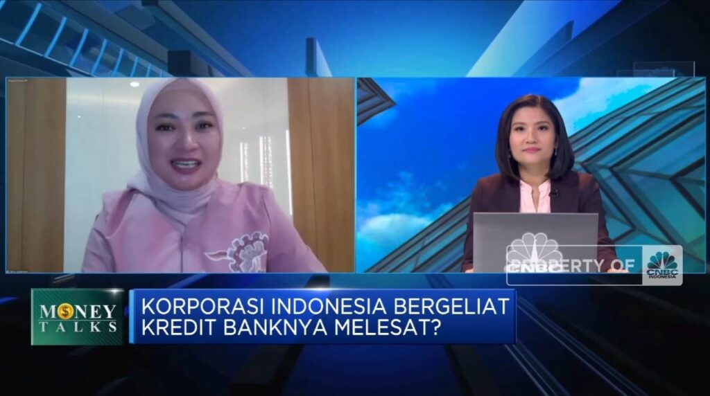 bank bjb optimistis penyaluran kredit di semester II/2022 tetap on the track, kendati kondisi ekonomi diperkirakan akan mengalami goncangan akibat tekanan inflasi dan geopolitik global. Direktur Komersial dan UMKM bank bjb Nancy Adistyasari mengatakan, pihaknya tetap optimistis penyaluran pembiayaan pada semester II ini akan mencapai target. Hal ini berkaca pada kinerja pertumbuhan kredit semester I/2022 yang tetap terjaga sebesar 15 persen. Angka ini di atas rata rata pertumbuhan industri nasional pada periode tersebut. "Kami optimis pertumbuhan pembiayaan bisa ini di atas pertumbuhan rata-rata industri, khususnya untuk sektor komersial yang di dalamnya memang ada kredit korporasi. Di mana untuk korporasi bahkan lebih tinggi lagi karena memang kami masih memiliki ruang yang cukup lebar untuk tumbuh di segmen tersebut," jelas Nancy saat berbincang dengan salah satu televisi.