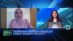 bank bjb optimistis penyaluran kredit di semester II/2022 tetap on the track, kendati kondisi ekonomi diperkirakan akan mengalami goncangan akibat tekanan inflasi dan geopolitik global. Direktur Komersial dan UMKM bank bjb Nancy Adistyasari mengatakan, pihaknya tetap optimistis penyaluran pembiayaan pada semester II ini akan mencapai target. Hal ini berkaca pada kinerja pertumbuhan kredit semester I/2022 yang tetap terjaga sebesar 15 persen. Angka ini di atas rata rata pertumbuhan industri nasional pada periode tersebut. "Kami optimis pertumbuhan pembiayaan bisa ini di atas pertumbuhan rata-rata industri, khususnya untuk sektor komersial yang di dalamnya memang ada kredit korporasi. Di mana untuk korporasi bahkan lebih tinggi lagi karena memang kami masih memiliki ruang yang cukup lebar untuk tumbuh di segmen tersebut," jelas Nancy saat berbincang dengan salah satu televisi.