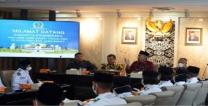 DPRD Provinsi Jawa Barat terima audensi Pasukan Pengibar Bendera Pusaka (PASKIBRAKA) Tingkat Provinsi Jawa Barat yang didampingi oleh Dinas Pemuda dan Okahraga, Pelatih, dan Pembina, yang bertempat di Ruang Badan Musyawarah (Bamus), (Kamis, 18/8/22). Audensi tersebut diterima langsung oleh Wakil Ketua DPRD Provinsi Jawa Barat Ahmad Ru’yat didampingi Ketua Komisi V Abdul Haris Bobiho dan Anggota Komisi V Ali Rasyid. Adapun maksud dan tujuan audensi tersebut dalam rangka memperingati Hari Kemerdekaan Republik Indonesia yang ke - 77.