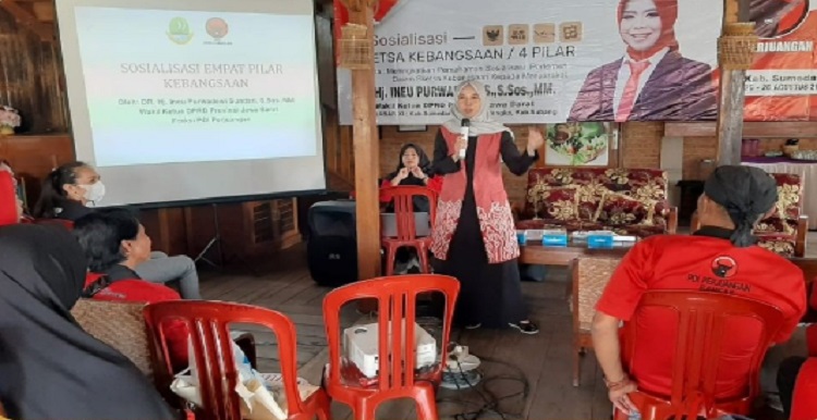 SUMEDANG.POTENSINEWS.COM,- Wakil ketua (Waket) DPRD Provinsi Jawa Barat Daerah Pemilihan (Dapil) Jabar XI (Kab. Sumedang, Kab. Subang, dan Kab. Majalengka) Dr. Hj. Ineu Purwadewi sundari, S.Sos., MM menggelar kegiatan Sosialisasi Sketsa Kebangsaan/4 Pilar. Srikandi partai berlambang banteng moncong putih ini melaksanakan kegiatan 4 Pilar Kebangsaan dalam rangka Citra Bhakti/Parlemen dalam Sketsa Kebangsaan. Pelaksanaan kegiatan Sosialisasi 4 Pilar Kebangsaan bertempat di Rumah Makan Cobek Jl.Raya Umar Wirahadikusumah Dusun Canukur Desa Sukaluyu Kecamatan Ganeas Kabupaten Sumedang, Kamis (25/8/2022). Dalam momentum tersebut tete sapaan akrab Ineu Purwadewi sundari mengajak konstituen,mari kita bersama-sama menjaga bangsa ini dengan selalu menjaga nilai-nilai kebangsaan. Gotong royong dan toleransi harus terus kita rawat dan pelihara ditengah masyarakat,tutur peraih gelar Doktor dari Unpad ini. Legislator asal daerah pemilihan Jawa Barat XI yang meliputi Kabupaten Sumedang, Majalengka dan Subang ini juga menyampaikan agar para peserta yang hadir dapat berperan aktif sesuai bidang masing-masing dalam rangka mengamalkan nilai-nilai 4 pilar kebangsaan, serta semangat bangkit dan berlari mengejar ketertinggalan.