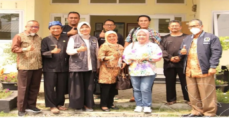 Pimpinan dan Anggota Komisi II DPRD Provinsi Jawa Barat melaksanakan kunjungan kerja (kunker) ke Unit Pelayanan Teknis Daerah Balai Pengembangan Perbibitan Ternak (UPTD BPPT) Unggas Jatiwangi, Kabupaten Majalengka Kamis (04/08/2022). Wakil Ketua Komisi II Dra.Hj.Lina Ruslinawati mengungkapkan adapun maksud dan tujuan kunker ke UPTD BPPT Unggas Jatiwangi dalam rangka pembahasan Rancangan KUA dan Rancangan PPAS Tahun 2023. Menurut Anggota Legislatif (Aleg) Fraksi Gerindra Persatuan DPRD Provinsi Jawa Barat ini,pihaknya Komisi II ingin mencari masukan dan informasi dari UPTD BPPT Unggas Jatiwangi, Kabupaten Majalengka
