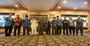 Kepala Staf TNI Angkatan Darat Jenderal Dudung Abdurachman atas gelar kehormatan Pinisepuh yang diterima dari Pengurus Besar Paguyuban Pasundan. Gelar kehormatan tersebut diberikan dalam Acara Prosesi Ngaleler Gelar Kahormatan Pinisepuh sareng Kuliah Kebangsaan, di Kompleks Perkantoran PB Paguyuban Pasundan, Kota Bandung, Senin (29/8/2022). Dalam sambutannya Ridwan Kamil menyebut, bahwa gelar kehormatan itu diberikan atas pengabdian seorang pemimpin, dan bagi Jenderal Dudung atas kiprahnya dalam mengemban amanah sebagai KSAD. "Atas nama pribadi dan juga Pemda Provinsi Jabar, kami mengucapkan selamat kepada Jenderal Dudung Abdurachman atas gelar kehormatan sebagai Pinisepuh. Ini adalah sebuah kehormatan yang tidak semua individu dapatkan," kata Kang Emil, sapaan akrab Ridwan Kamil.