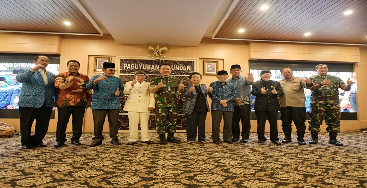 Kepala Staf TNI Angkatan Darat Jenderal Dudung Abdurachman atas gelar kehormatan Pinisepuh yang diterima dari Pengurus Besar Paguyuban Pasundan. Gelar kehormatan tersebut diberikan dalam Acara Prosesi Ngaleler Gelar Kahormatan Pinisepuh sareng Kuliah Kebangsaan, di Kompleks Perkantoran PB Paguyuban Pasundan, Kota Bandung, Senin (29/8/2022). Dalam sambutannya Ridwan Kamil menyebut, bahwa gelar kehormatan itu diberikan atas pengabdian seorang pemimpin, dan bagi Jenderal Dudung atas kiprahnya dalam mengemban amanah sebagai KSAD. "Atas nama pribadi dan juga Pemda Provinsi Jabar, kami mengucapkan selamat kepada Jenderal Dudung Abdurachman atas gelar kehormatan sebagai Pinisepuh. Ini adalah sebuah kehormatan yang tidak semua individu dapatkan," kata Kang Emil, sapaan akrab Ridwan Kamil.