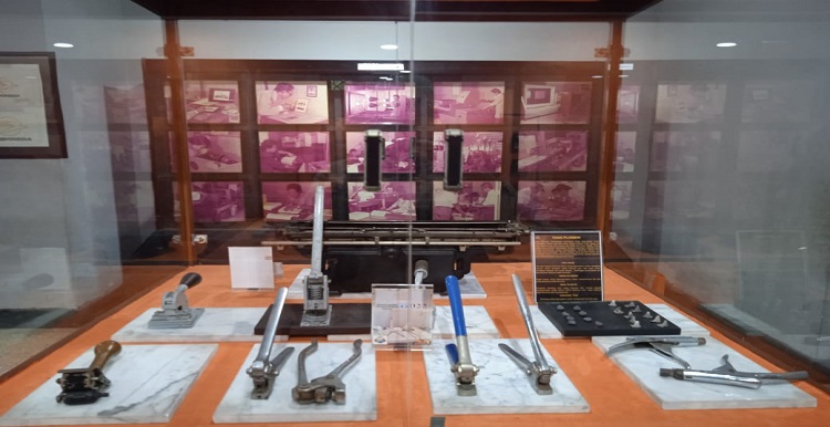 Gedung Sate adalah salah satu bangunan ikonik di Kota Bandung. Bagi sejumlah wisatawan, mengunjungi Gedung Sate merupakan sebuah kewajiban. Tetapi tahukah jika ada tempat keren di kawasan Gedung Sate? Ya, salah satunya yaitu Museum Pos Indonesia yang berada di Jalan Cilaki No 73 atau di sisi kanan Gedung Sate. Museum bersejarah ini sudah berdiri sejak zaman Hindia Belanda, tepatnya pada tahun 1933. Awalnya museum ini diberi nama Pos Telegraf dan Telepon (PTT).