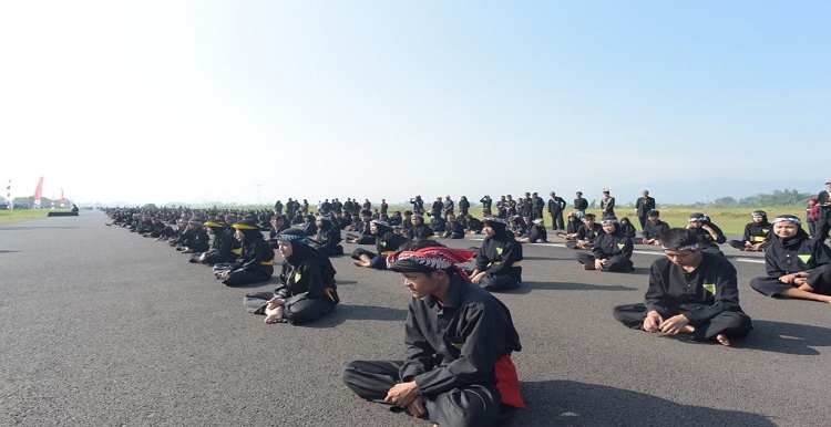 ebanyak 3.668 pesilat dari perguruan Pencak Silat seluruh Jabar mencatat rekor Muri sebagai Pasanggiri dan Ibing Rampak Pencak Silat dengan Peserta Terbanyak. Pasanggiri dan Ibing Rampak Pencak Silat digelar di Pusdiklatpassus Batujajar, Kabupaten Bandung Barat, Kamis (25/8/2022), dihadiri Wakil Gubernur Jawa Barat Uu Ruzhanul Ulum. Wagub Uu menyebut Pencak Silat sebagai seni bela diri asli Indonesia melatih ketangkasan dan baik bagi generasi muda di usia produktif. Bila terus dimasyarakatkan, maka Pencak Silat dapat menopang bonus demografi Indonesia di tahun 2045. "Tahun 2045 Indonesia ada bonus demografi, di mana 70 persen bangsa Indonesia adalah usia produktif, dari jumlah tersebut sebagian besar berada di wilayah Jawa Barat," ujar Uu Ruzhanul Ulum.
