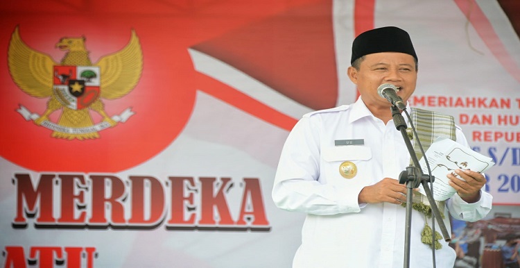 Wakil Gubernur Jawa Barat Uu Ruzhanul Ulum membuka Gebyar Bazar Merdeka Desa Cibatu dalam memperingati Tahun Baru Islam 1444 Hijriah dan Hari Ulang Tahun ke-77 Kemerdekaan RI di Alun-alun Desa Cibatu, Kecamatan Cibatu, Kabupaten Garut, Senin (29/8/2022). Pak Uu -sapaan karib Uu Ruzhanul Ulum- menuturkan, Pemda Provinsi Jawa Barat selalu berupaya meningkatkan kesejahteraan masyarakat desa karena desa merupakan ujung tombak dalam pembangunan. Jika peduli desa berarti peduli kabupaten, peduli kabupaten berarti peduli provinsi, dan peduli provinsi berarti peduli Nusantara. Oleh karena itu, ujar Pak Uu, Pemda Provinsi Jawa Barat melalui Dinas Pemberdayaan Masyarakat dan Desa terus beinovasi dan berkolaborasi untuk memajukan desa melalui beberapa program, di antaranya melalui Program Satu Desa Satu Produk, Desa Digital, dan BUMDes. Menurut Pak Uu, dalam pelaksanaannya melibatkan generasi muda yang mempunyai inovasi, yang mampu memanfaatkan potensi sumber daya alam di desa.