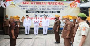 Menjelang Hari Kemerdekaan, para veteran berharap generasi saat ini selalu mengorbarkan jiwa dan nilai-nilai kejuangan 1945. Hal itu diungkapkan para vetaran saat memperingati Hari Veteran Nasional di Kantor LVRI Kota Bandung, Jalan Aceh, Rabu 10 Agustus 2022. Ketua LVRI Kota Bandung, Padmo Notowisasto mengatakan, masa saat ini situasi jauh berkembang pesat. Segalanya tumbuh dengan dinamis dan kompleks. Hal itu bisa menyebabkan muncul berbagai ancaman, baik militer atau non militer. Hal itu harus menjadi tanggung jawab seluruh elemen rakyat saat menghadapi ancaman tersebut. "Penanaman nilai sadar bela negara ditopang kekuatan TNI. Komponen utama pertahanan negara, kunci kekuatan menghadapi masuknya potensi ancaman," ujarnya.