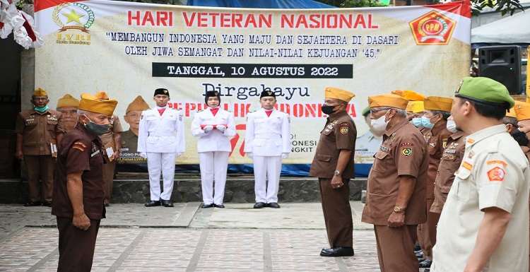 Menjelang Hari Kemerdekaan, para veteran berharap generasi saat ini selalu mengorbarkan jiwa dan nilai-nilai kejuangan 1945. Hal itu diungkapkan para vetaran saat memperingati Hari Veteran Nasional di Kantor LVRI Kota Bandung, Jalan Aceh, Rabu 10 Agustus 2022. Ketua LVRI Kota Bandung, Padmo Notowisasto mengatakan, masa saat ini situasi jauh berkembang pesat. Segalanya tumbuh dengan dinamis dan kompleks. Hal itu bisa menyebabkan muncul berbagai ancaman, baik militer atau non militer. Hal itu harus menjadi tanggung jawab seluruh elemen rakyat saat menghadapi ancaman tersebut. "Penanaman nilai sadar bela negara ditopang kekuatan TNI. Komponen utama pertahanan negara, kunci kekuatan menghadapi masuknya potensi ancaman," ujarnya.