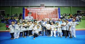 Sebanyak 1.500 taekwondoin mengikuti kejuaraan terbuka Piala Wali Kota Bandung 2022 di Gor Bandung, Jalan Jakarta Kota Bandung. Tak hanya dari Kota Bandung, peserta juga datang dari luar Jawa Barat. "Alhamdulillah animo peserta meningkat. Diikuti 1.500 peserta, 100 unit latihan, peserta ada juga dari luar Kota Bandung. Dari luar Jawa Barat juga ada yang ikut meramaikan," kata Ketua Pengurus Cabang Taekwondo Indonesia Kota Bandung Dedi Heryadi, Sabtu 20 Agustus 2022. Dedi mengungkapkan, Piala Wali Kota Bandung ini merupakan ajang uji coba bagi sejumlah atlet yang bakal tampil di Pekan Olahraga Provinsi (Porprov) Jabar pada November mendatang.