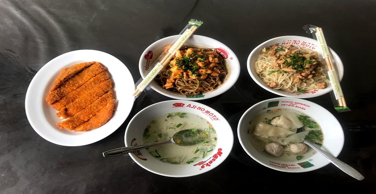 Bakmi menjadi salah satu olahan mi yang disukai banyak orang. Makanan ini merupakan salah satu yang dipopulerkan oleh pedagang-pedagang Tiongkok ke Indonesia. Kota Bandung tentu saja punya banyak sekali kedai bakmi di setiap daerahnya, salah satunya adalah Bakmi Pelita 2, yang sudah ada sejak tahun 1988. Pada awalnya berlokasi di Pagarsih, lalu tahun 1998 pemiliknya pindah ke daerah Surapati, tepatnya berada di Gang Pelita II No.3 dan mengubah namanya menjadi Bakmi Pelita 2. Pendiri kedai Bakmi ini adalah Ny. Lie Ngiun Tjie. Saat ini sudah dikelola oleh generasi keduanya, yaitu Erik. Nama Pelita 2 sendiri terispirasi dari nama Gang lokasi mereka berjualan. “Banyak yang mengira kalau ini cabang yang kedua. Tapi sebenernya bukan. Jadi di sini ada Gang Pelita I, II, III. Nah biar orang tidak bingung, dinamailah Bakmi Pelita 2 disamakan dengan nama gang di sini," jelas Erik.