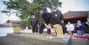 Jajaran Aparatur Sipil Negara (ASN) Pemerintah Kota (Pemkot) Bandung berziarah ke makam para leluhur eks pemimpin Kota Bandung, Kamis 22 September 2022. Ziarah dilakukan ke situs makam Dalem Kaum, Karang Anyar, Dayeuh Kolot Kabupaten Bandung, dan Makam Dalem Gordah Kabupaten Garut. Sekretaris Daerah Kota Bandung Ema Sumarna menyebut, kegiatan ini sebagai upaya memberi penghormatan kepada Menurutnya, saat ini ia dan jajarannya sedang meneruskan hal yang menjadi semangat, tujuan, dan keinginan serta sauri teladan para leluhur, para pendiri Kota Bandung. “Mudah-mudahan kita sama-sama diberikan kekuatan lahir maupun batin untuk menjalankan tugas mulia ini, membangun kota ini harus menjadi lebih baik. Terutama bagaimana kita mampu melayani dan melindungi warga masyarakat jauh lebih baik,” ucapnya di Makam Dalem Gordah Kabupaten Garut, Kamis 22 September 2022.