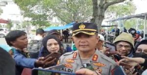 Kepolisian Resort Karawang akan mendalami kasus dugaan penganiayaan terhadap Wartawan dengan membentuk tim khusus. " Baik sama sama kita ketahui tadi malam  korban telah membuat laporan ke Kapolres Karawang, langsung saya memerintahkan ke Kasatreskrim untuk membentuk tim dan melakukan sesuai langkah-langkah hukum yang berlaku" Ungkap Kapolres Karawang kepada awak media, Selasa (20-9-2022) Secara tegas Kapolres Karawang AKBP Aldi Subartono menyampaikan, akan mendalami kasus penganiayaan tersebut. " intinya kami akan mendalami kasus ini, sehingga nantinya siapapun yang terbukti bersalah tentunya akan kami proses," Ucap Polres. Ditanya apakah sudah ada proses pemanggilan kepada terlapor pasca pelaporan Korban, Kapolres menjelaskan setiap proses hukum ada prosedurnya.
