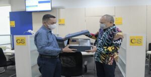 Sekretaris Daerah Jawa Barat Setiawan Wangsaatmaja menyapa pelanggan bank bjb di Kantor Cabang Batam meramaikan Hari Pelanggan Nasional. Pada peringatan Hari Pelanggan Nasional ini, Setiawan memberikan hadiah cinderamata kepada pelanggan yang datang ke bank bjb Batam. "Saya menyempatkan ke sini karena ingin tahu (kantor) bank bjb di sini, dan juga ingin menyapa teman-teman di Batam," ujar Setiawan Wangsaatamaja di Kompleks Batam Centre Square, Jalan Engku Putri No. 8, Teluk Tering Batam City, Kecamatan Batam Kota, Kota Batam, Senin (5/9/2022). Setiawan mengungkapkan, bank bjb Batam dilaporkan memiliki prospek yang cukup bagus. Untuk itu, ia datang langsung ke bank bjb Kantor Cabang Batam untuk meninjau gedung pelayanan di momentum Hari Pelanggan Nasional ini.