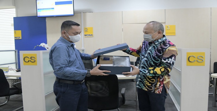 Sekretaris Daerah Jawa Barat Setiawan Wangsaatmaja menyapa pelanggan bank bjb di Kantor Cabang Batam meramaikan Hari Pelanggan Nasional. Pada peringatan Hari Pelanggan Nasional ini, Setiawan memberikan hadiah cinderamata kepada pelanggan yang datang ke bank bjb Batam. "Saya menyempatkan ke sini karena ingin tahu (kantor) bank bjb di sini, dan juga ingin menyapa teman-teman di Batam," ujar Setiawan Wangsaatamaja di Kompleks Batam Centre Square, Jalan Engku Putri No. 8, Teluk Tering Batam City, Kecamatan Batam Kota, Kota Batam, Senin (5/9/2022). Setiawan mengungkapkan, bank bjb Batam dilaporkan memiliki prospek yang cukup bagus. Untuk itu, ia datang langsung ke bank bjb Kantor Cabang Batam untuk meninjau gedung pelayanan di momentum Hari Pelanggan Nasional ini.