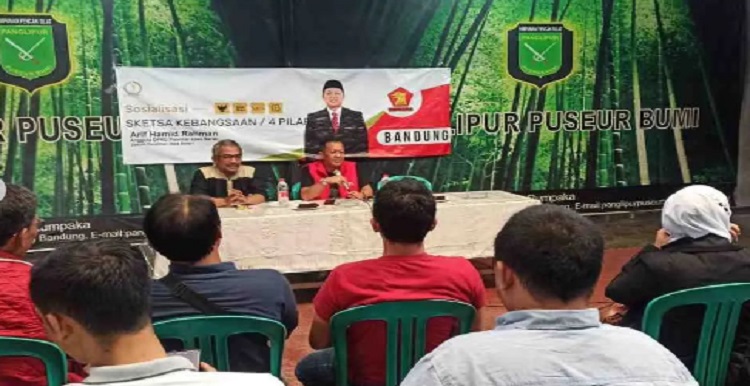Anggota Dewan Perwakilan Rakyat Daerah (DPRD) Provinsi Jawa Barat menggelar Sosialisasi empat pilar di daerah pemilihan (dapil) masing-masing para wakil rakyat tersebut. Empat pilar kebangsaan penting dipahami masyarakat, sebagai pondasi sebuah bangsa dalam menjaga keutuhan serta persatuan dan kesatuan. Anggota DPRD Provinsi Jawa Barat Daerah Pemilihan (Dapil) I Kota Bandung dan kota Cimahi, Arif Hamid Rahman melaksanakan Kegiatan Sosialisasi 4 Pilar Kebangsaan, kepada masyarakat Kota Bandung, yang bertempat di Kelurahan Kujangsari, Buahbatu, Kota Bandung. (Sabtu, 15/10/2022).