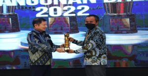 Pemerintah Daerah Provinsi Jawa Barat meraih Penghargaan Pembangunan Daerah (PPD) 2022 sebagai Provinsi terbaik pertama dari Kementerian Perencanaan Pembangunan Nasional/ Badan Perencanaan Pembangunan Nasional. Ini adalah kali pertama Provinsi Jabar meraih peringkat pertama setelah pada tahun sebelumnya (2021) di peringkat kedua. PPD sendiri telah dilaksanakan tahun 2018. Penghargaan ini diberikan kepada pemerintah daerah sebagai bentuk apresiasi dalam penyusunan perencanaan yang berkualitas, pencapaian target-target pembangunan daerah, serta inovasi pembangunan yang telah dilaksanakan. Menteri Perencanaan Pembangunan Nasional/ Kepala Bappenas Suharso Monoarfa menyerahkan langsung penghargaan tersebut kepada Kepala Bappeda Provinsi Jabar Sumasna di Kantor Bappenas, Jakarta,  Kamis (29/9/2022).