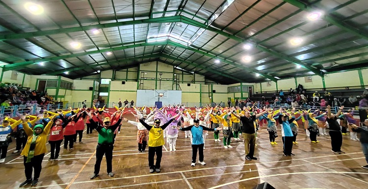 Pemerintah Kota (Pemkot) Bandung bersama Lembaga Lansia Indonesia (LLI) Kota Bandung menggelar Pekan Olahraga Lansia (POR Lansia) Kota Bandung Tahun 2022 di Gelanggang Olahraga (GOR) Pajajaran Bandung, 3-4 Oktober 2022. Kepala Dinas Pemuda dan Olahraga (Dispora) Kota Bandung, Eddy Marwoto mengatakan, POR Lansia bertujuan membuat Lansia semakin gemar olahraga dan semakin sehat untuk membuat lansia lebih produktif. "Kita ingin tidak hanya fokus olahraga prestasi, tapi kita juga mengembangkan olahraga masyarakat termasuk lansia," ujar Eddy saat membuka Pekan Olahraga Lansia (POR Lansia) Kota Bandung Tahun 2022 di Gelanggang Olahraga (GOR) Pajajaran Bandung, Senin 3 Oktober 2022.