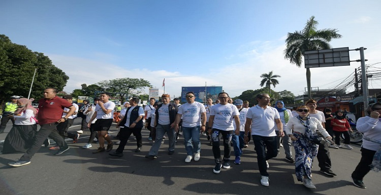 Gubernur Jawa Barat Ridwan Kamil melepas peserta World Walking Day 2022 di GOR Pajajaran, Kota Bogor, Minggu (2/10/2022). Setelah melepas, Ridwan Kamil bersama Wali Kota Bogor Bima Arya dan Ketua Komite Olahraga Rekreasi Masyarakat Indinesia (KORMI) Pusat Hayono Isman berjalan kaki bersama ratusan warga menuju Lapangan Sempur. "Hari ini saya berjalan kaki bersama warga dari GOR Pajajaran menuju Lapangan Sempur, menjadikan kita semua sehat," kata Ridwan Kamil. Para peserta World Walking Day 2022 adapula yang menggunakan pakaian batik karena bertepatan pula dengan Hari Batik Nasional. Adapun jarak tempuh yang dilewati rombongan Gubernur sejauh 5 kilometer, dengan rute mengelilingi pusat Kota Bogor. Kegitan ini pun terselenggara di 24 kota se-Indonesia.