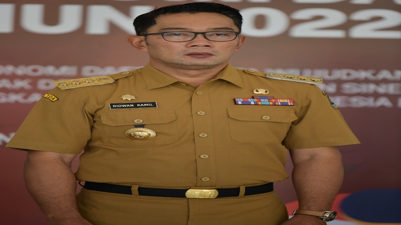 Gubernur Jawa Barat Ridwan Kamil menepis isu pemindahan Ibu Kota Provinsi Jabar ke Tegalluar. Gubernur menegaskan, yang berpindah bukanlah ibu kota provinsi, melainkan pusat pemerintahan yang akan disatukan dengan pusat pertumbuhan ekonomi baru di kawasan Tegalluar, Kabupaten Bandung. Namun itupun baru pada tahap wacana. "Bukan pemindahan ibu kota, tapi wacana penyatuan pusat pemerintahan. Jadi jangan pakai sebutan ibu kota karena itu jelas berbeda," kata Ridwan Kamil di Gedung Sate, Kota Bandung, Sabtu (15/10/2022). Kang Emil, sapaan akrabnya memastikan, Ibu Kota Jabar tetap Kota Bandung. Namun pusat pemerintahannya diwacanakan berkumpul di tiga kawasan potensial, yaitu Tegalluar, Walini dan Kertajati.